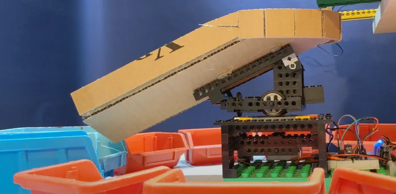 Rotary slide consisting of the base with servo and cardboard slide on top